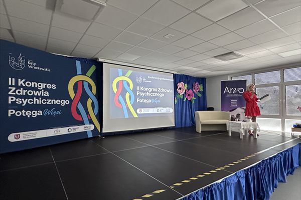 Sala konferencyjna z banerem Kongresu przygotowana do wydarzenia