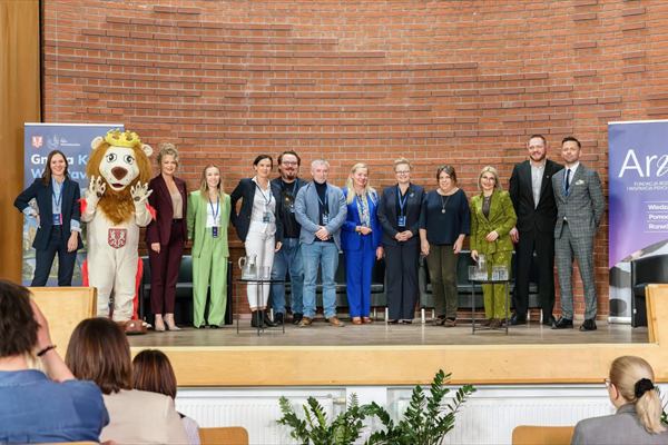 Prelegenci, organizatorzy i wolontariusze na scenie po zakończeniu Kongresu