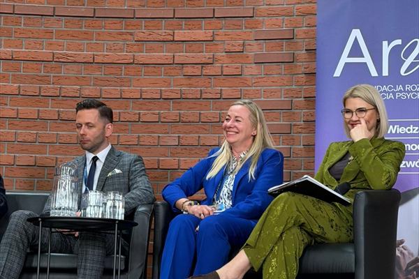 Panel dyskusyjny na scenie przy banerze Fundacji Arvo