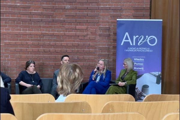 Uczestnicy panelu podczas rozmowy na scenie Kongresu