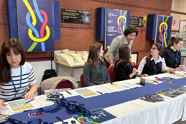 Stanowisko rejestracji uczestników z materiałami informacyjnymi