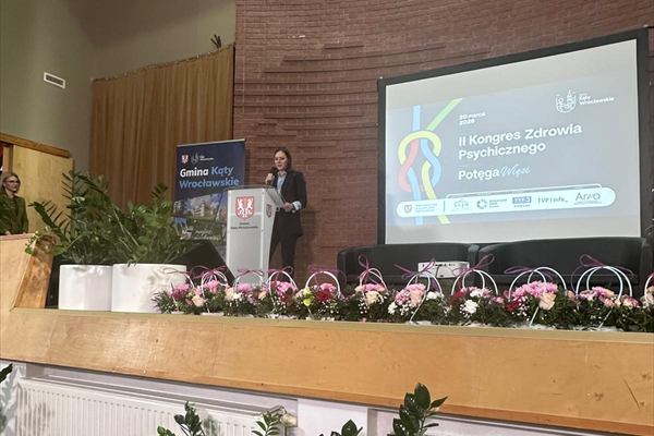 Scena Kongresu z ekranem prezentacyjnym podczas wystąpienia