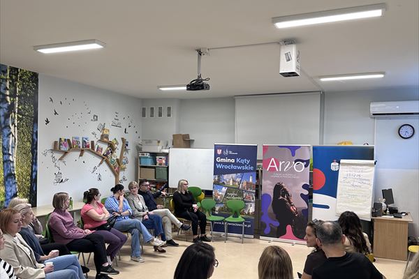 Grupa uczestników podczas spotkania w sali z materiałami Fundacji