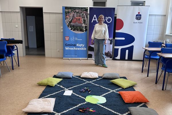 Sala z matami i poduszkami przygotowana na zajęcia dla dzieci